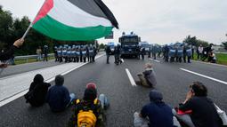 Lebih dari 2 juta orang di seluruh Italia turun ke jalan di lebih dari 100 kota pada Jumat (3/10/2025) untuk mengikuti aksi mogok umum satu hari sebagai bentuk dukungan bagi penduduk Gaza dan misi bantuan kemanusiaan. (AP Photo/Luca Bruno)