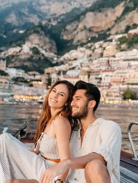 Wulan Guritno, bersandar manja dengan sang kekasih sambil menikmati cuaca cerah di Italia. (Foto: Instagram/@wulanguritno)