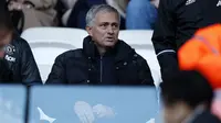Pelatih Manchester United, Jose Mourinho hanya menyaksikan laga timnya melawan Swansea City dari bangku penonton karena terkena hukuman dari di Liberty Stadium, (6/11/2016). (Action Images via Reuters/John Sibley)