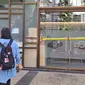 Kantor Pusat Holywings di BSD Tangerang dipasang garis polisi. (Liputan6.com/Pramita Tristiawati)
