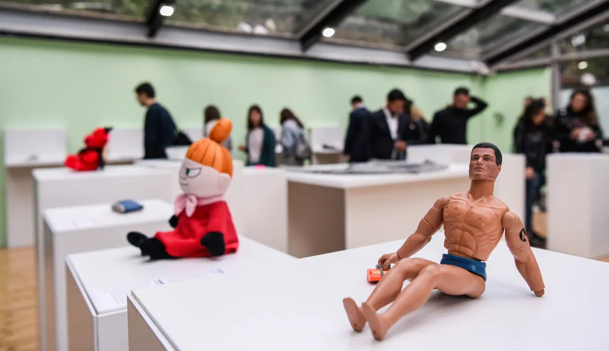 Pengunjung melihat koleksi benda-benda pada pembukaan Museum of Broken Relationships di Kosovo, Kamis (3/5). Museum ini digagas pasangan yang sudah berpisah, Olinka Vistica yang seorang produser film dan seorang pemahat Drazen Grubisic (ARMEND NIMANI/AFP)