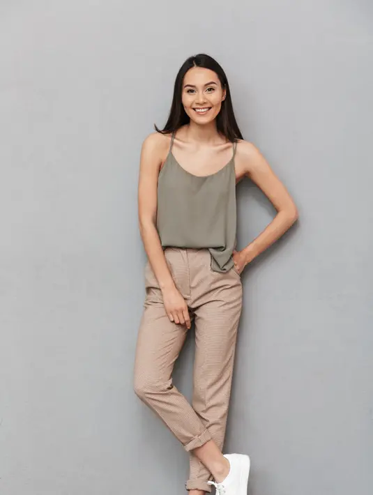 Tanktop wajib kamu punya karena biasanya dipakai untuk dipadukan dengan blazer, cardigan, atau kemeja. / copyright shutterstock