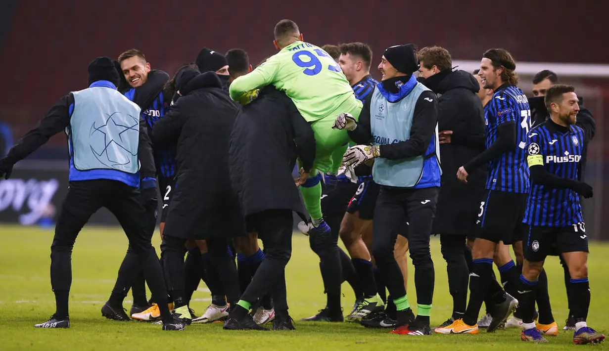 Para pemain Atalanta merayakan kemenangan atas Ajax Amsterdam pada laga Liga Champions di Stadion Johan Cruyff ArenA, Kamis (10/12/2020). Atalanta menang dengan skor 1-0. (AP/Peter Dejong)