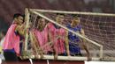 Pemain Timnas Malaysia menggotong gawang saat latihan jelang laga kualifikasi Piala Dunia di SUGBK, Jakarta, Rabu (4/9). Malaysia akan berhadapan dengan Indonesia. (Bola.com/M Iqbal Ichsan)