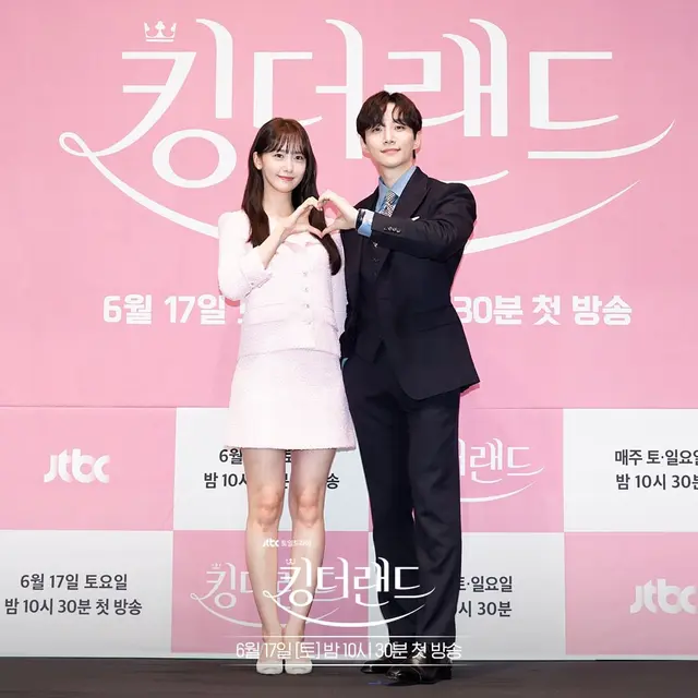 8 Potret Mesra Im Yoona dan Lee Junho, Bantah Kabar Kencan