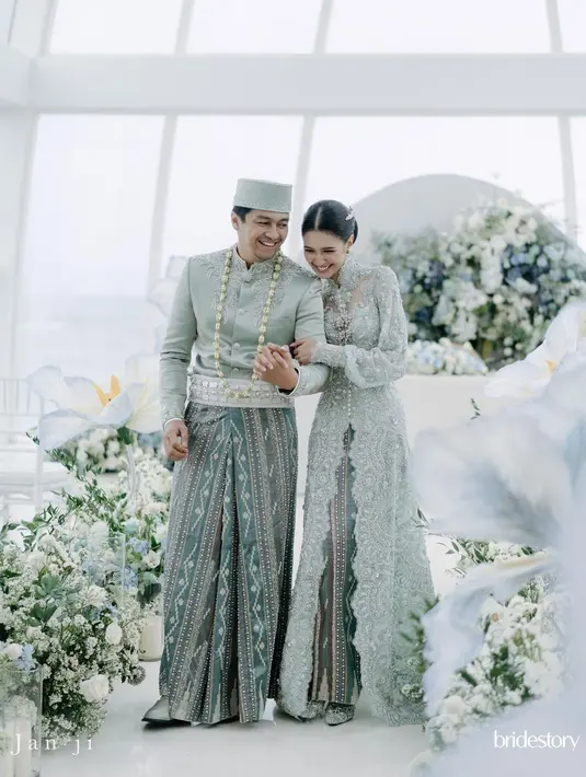 Dari pengantin internasional, pasangan ini berganti busana menjadi penganti Sulawesi. Keduanya serasi dengan nuansa hijau mint [instagram/miktambayong]