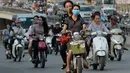 Pengendara motor melintas pada jam sibuk di sebuah jalan pusat kota Hanoi, 4 Juli 2017. Satu di antara dua dari seluruh 90 juta warga Vietnam dilaporkan memiliki sepeda motor atau populasi sepeda motor saat ini ada 45 juta unit. (AFP PHOTO/HOANG DINH Nam)