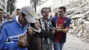 Salah satu kerabat korban runtuhnya gedung tampak mendatangi lokasi kejadian di Casablanca, Maroko, Minggu (13/7/14). (REUTERS/Macao)