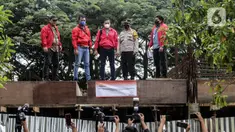 Penyidik Bareskrim Polri menyegel rumah yang diduga milik Indra Kesuma atau Indra Kenz di Cluster Narada Sutera Alam Sutera, Serpong Utara, Tangerang Selatan, Jumat (18/3/2022). Bareskrim Polri terus mengejar aliran dana Indra Kenz dalam kasus investasi bodong dan penipuan. (Liputan6.com/JohanTallo)