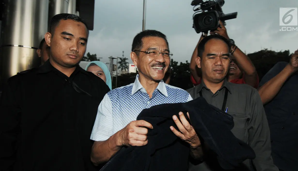 Mantan Mendagri Gamawan Fauzi tersenyum usai diperiksa penyidik di gedung KPK, Jakarta, Selasa(8/1). Gamawan diperiksa sebagai saksi untuk tersangka mantan Kepala Pusat Data dan Sistem Informasi Setjen Kemendagri Dudy Jocom. (Merdeka.com/Dwi Narwoko)