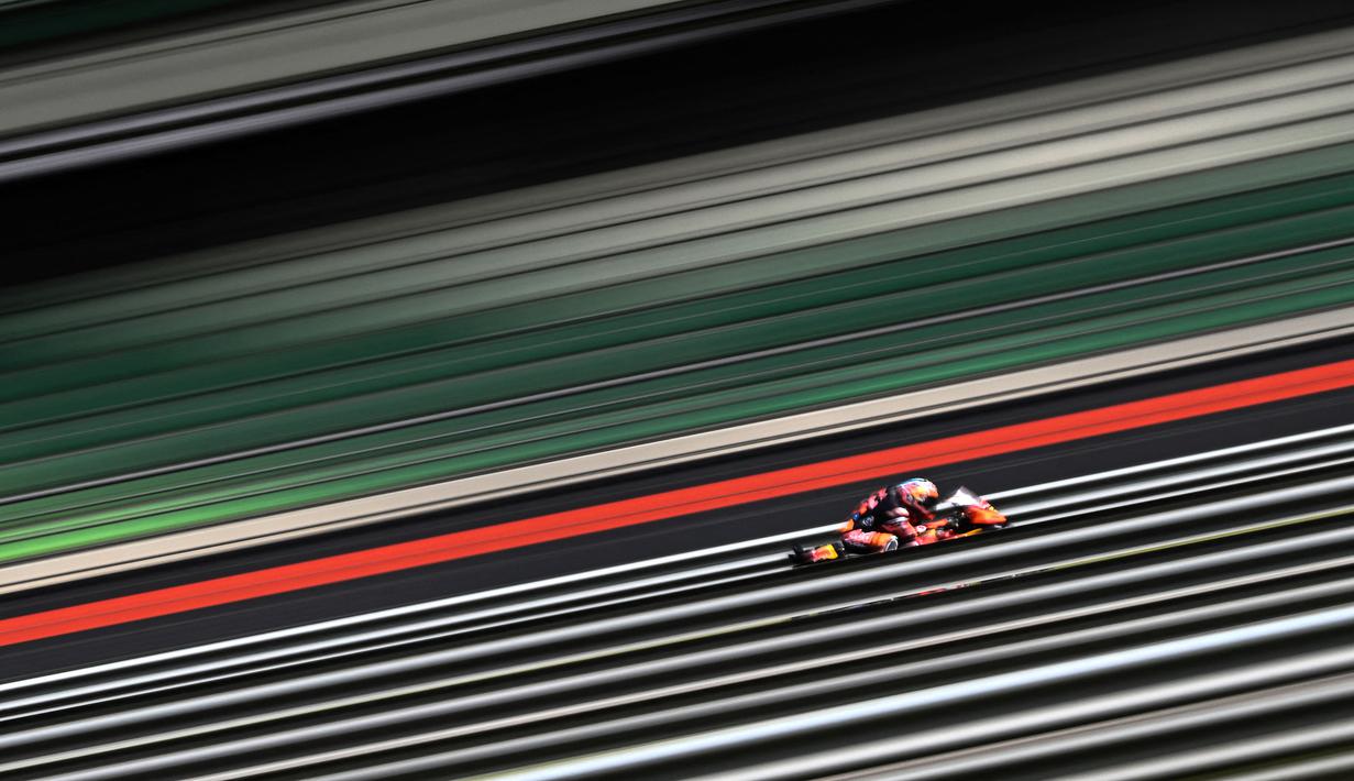 Pembalap Red Bull KTM, Brad Binder memacu motornya saat tes pramusim MotoGP 2024 di Sepang International Circuit, Sepang, Malaysia, Rabu (07/02/2024). (AFP/Mohd Rasfan)