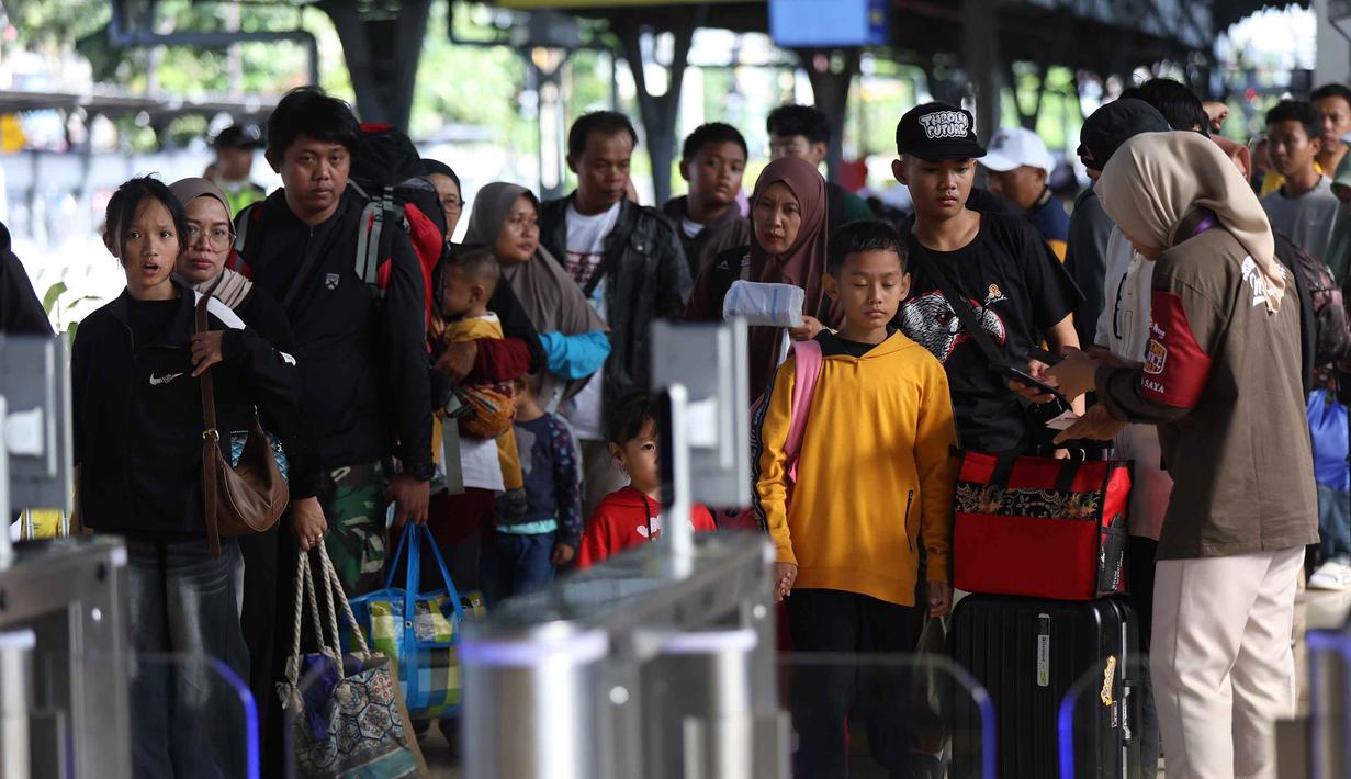 Hingga Senin 16 Maret 2026, data sementara menunjukkan sebanyak 51.584 penumpang telah diberangkatkan dari wilayah Daerah Operasi (Daop) satu. Tampak dalam foto, calon penumpang sesaat sebelum masuk ke dalam Kereta Api Jarak Jauh di Stasiun Pasar Senen, Jakarta, Senin (16/3/2026). (Kapanlagi.com/Budy Santoso)