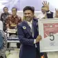 Sekjen Partai Nasdem Johnny G Plate mendapatkan nomor 5 sebagai peserta pemilu 2019 saat pengundian nomor urut parpol di kantor KPU, Jakarta, Minggu (19/2). (Liputan6.com/Faizal Fanani)