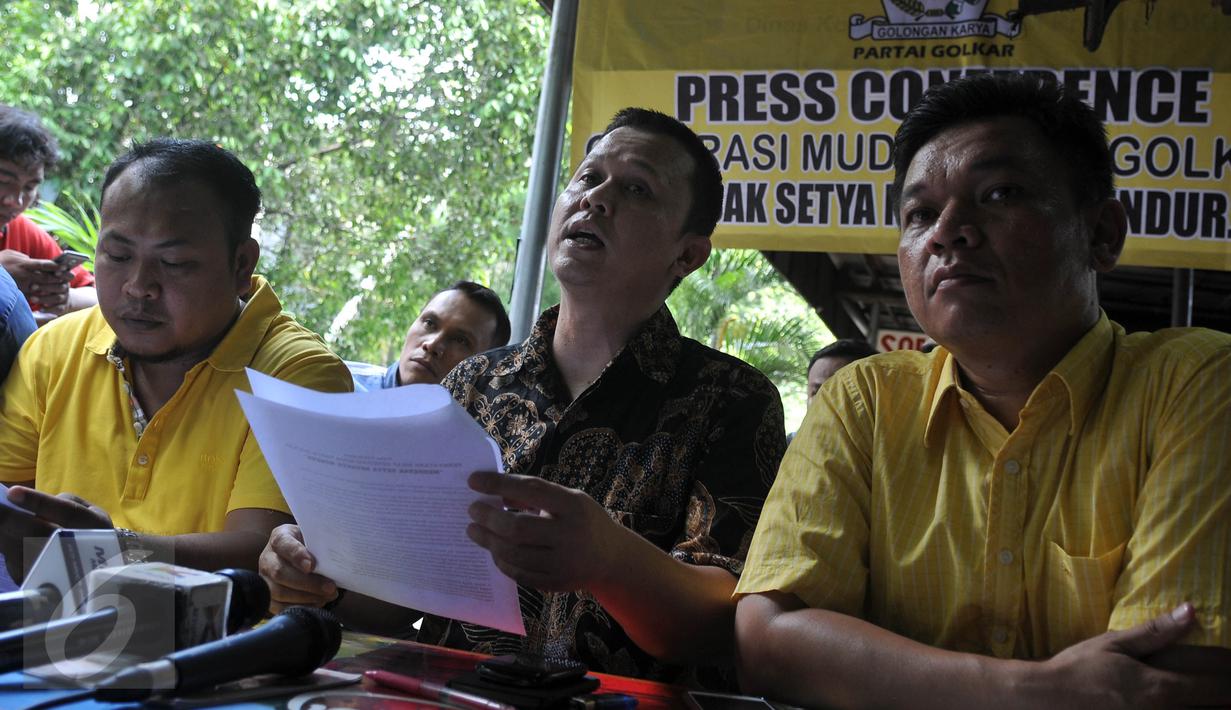  Juru bicara Poros Muda Partai Golkar, Andi Sinulingga memberi keterangan pers di Jakarta, Rabu (9/12). Mereka mendesak Ketua DPR Setya Novanto yang terlibat kasus pencatutan nama Presiden tersebut segera mengundurkan diri. (Liputan6.com/JohanTallo)