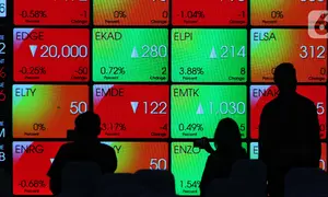 Karyawan melintasi layar yang menampilkan Indeks Harga Saham Gabungan (IHSG) saat acara Penutupan Perdagangan Bursa Efek Indonesia Tahun 2022 di Jakarta, Jumat (30/12/2022). PT Bursa Efek Indonesia (BEI) mencatat ada 59 perusahaan yang melakukan Initial Public Offering (IPO) atau pencatatan saham sepanjang 2022. Pada penutupan perdagangan akhir tahun, Indeks Harga Saham Gabungan (IHSG) ditutup lesu 0,14% atau 9,46 poin menjadi 6.850,62. (Liputan6.com/Angga Yuniar)