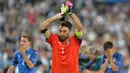 Kiper Timnas Italia, Gianluigi Buffon yang telah pensiun dari timnas pada 2018 sementara masih memegang rekor sebagai kiper dengan penampilan terbanyak di ajang Euro dengan 17 laga yang dilakoninya dalam 4 edisi, yaitu Euro 2004, Euro 2008, Euro 2012 dan Euro 2016 dengan torehan 8 kali clean sheets dan kebobolan 14 gol. Prestasi terbaiknya adalah menjadi runner-up pada edisi 2012 setelah kalah 0-4 dari Spanyol di laga final. (AFP/Nicolas Tucat)