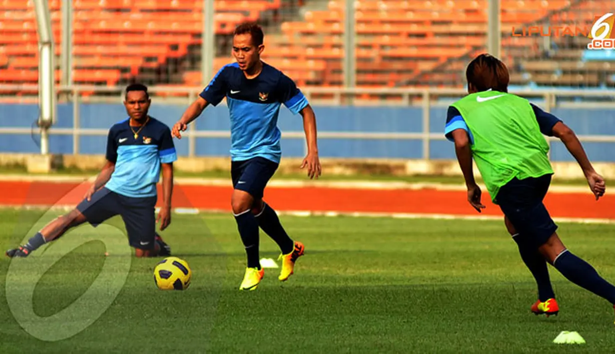 Slamet Nur Cahyo tampak membawa bola mencoba membangun serangan dalam sesi latihan di Stadion GBK Jakarta. (Liputan6.com/Helmi Fithriansyah)