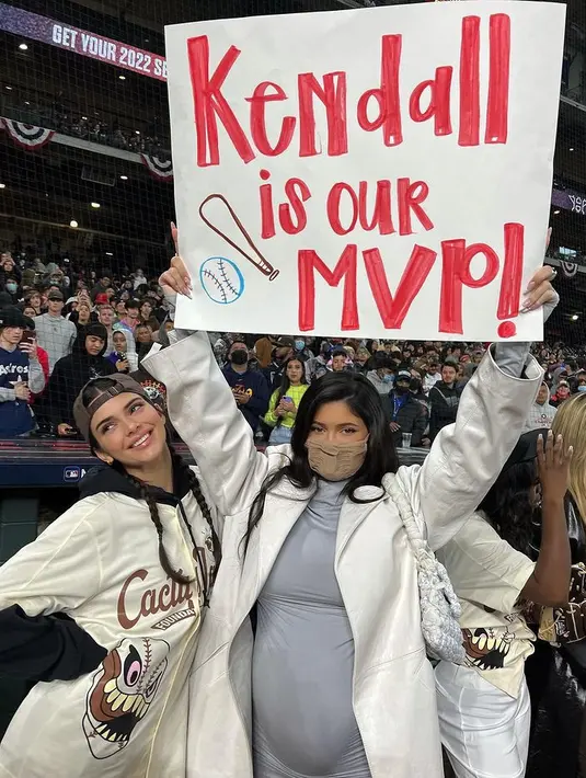 Meski tengah berbadan dua, Kylie nampak aktif menghadiri berbagai pertemuan dan tentunya selalu tampil stylish. (Foto: Instagram/kyliejenner)