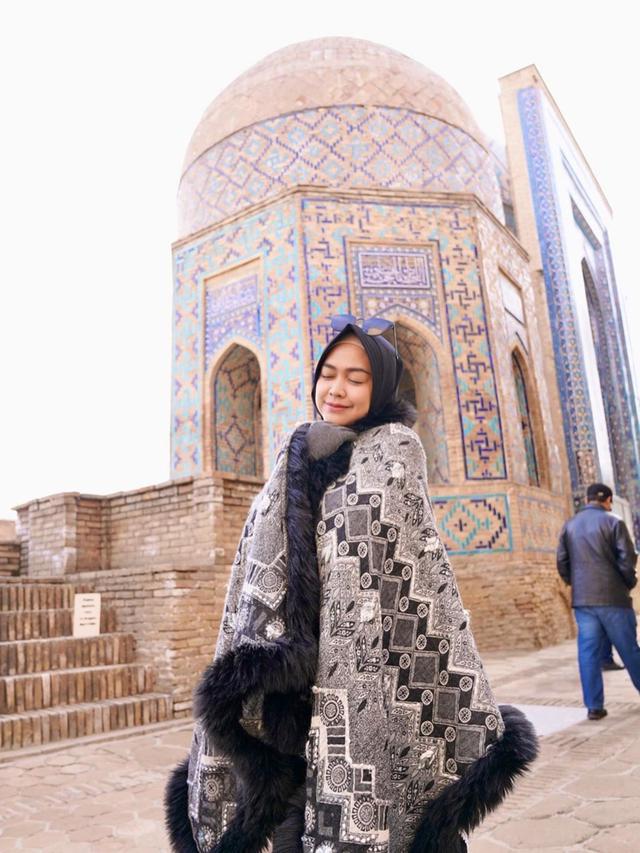 6 Potret Ria Ricis Liburan di Uzbekistan, Jaket Tebalnya Curi Perhatian