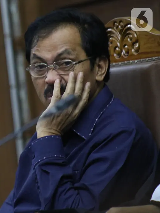 Terdakwa penerimaan gratifikasi dari berbagai pihak selama menjabat sebagai Gubernur Kepulauan Riau pada kurun waktu 2016-2019, Nurdin Basirun menyimak keterangan saksi-saksi saat menjalani sidang lanjutan Pengadilan Tipikor Jakarta, Kamis (19/12/2019). (Liputan6.com/Helmi Fithriansyah)