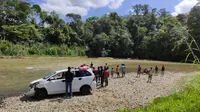 Sebuah mobil mini bus yang mengangkut pemudik jatuh ke sungai di Kecamatan Messawa, Kecamatan Sumarorong, Mamasa. (Liputan6.com/ Abdul Rajab Umar)
