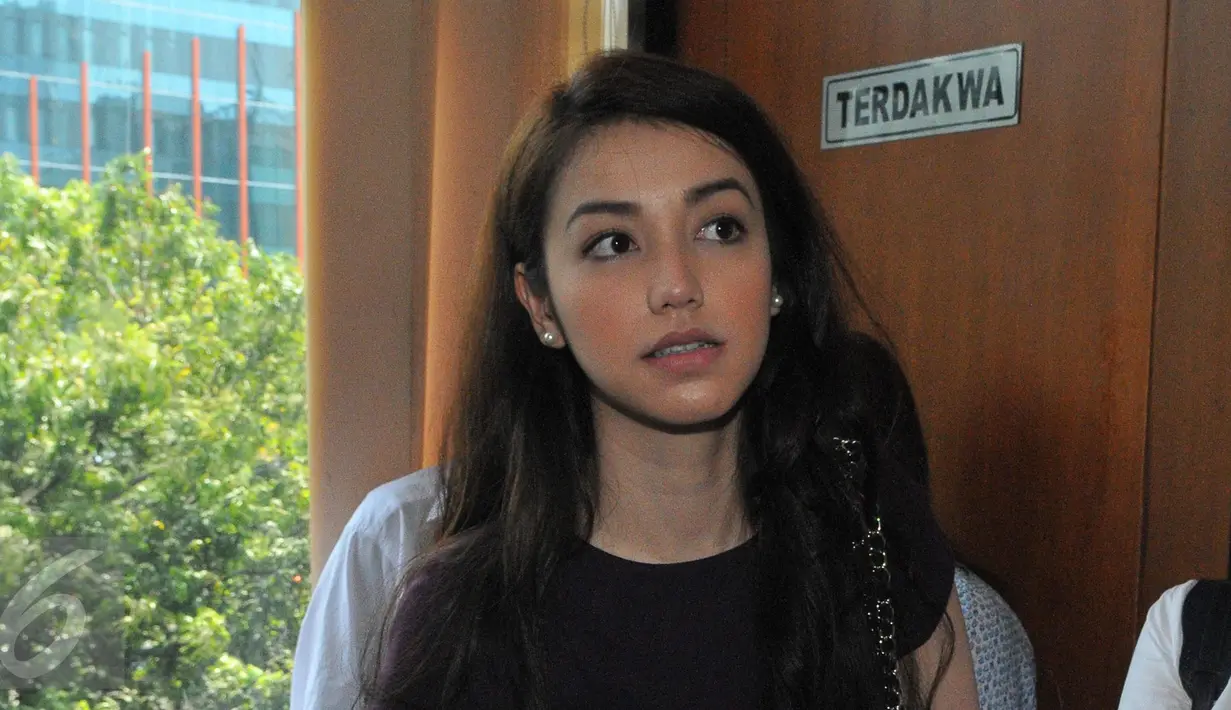 Velove Vexia saat tiba untuk menghadiri sidang pembacaan dakwaan atas ayahnya, OC Kaligis di Pengadilan Tipikor, Jakarta, Senin (31/8/2015). OC Kaligis merupakan tersangka kasus dugaan penyuapan terhadap hakim PTUN di Medan. (Liputan6.com/Herman Zakharia)