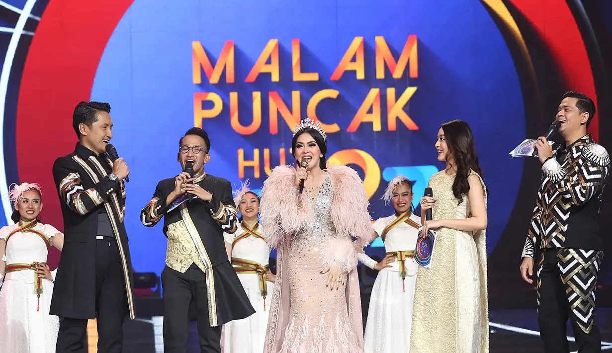 Syahrini salah satu bintang yang tampil di HUT SCTV ke-27. Perayaan digelar di Hall D JIExpo Kemayoran (24/8) malam. Sebelumnya, Syahrini juga menjadi pembuka rangkaian siaran 27 jam nontstop. (Bambang E. Ros/Bintang.com)