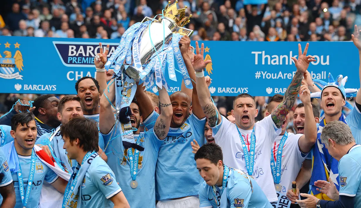 Manchester City 2013/2014. Pada musim 2013/2014, musim pertama Manuel Pellegrini membesut Manchester City, ia mampu membawa The Citizens menjuarai Liga Inggris dengan 86 poin, unggul dua poin dari Liverpool. Selain bersaing merebut gelar juara, kedua tim juga adu tajam dalam jumlah koleksi gol. Man City sukses membukukan 102 gol sementara Liverpool satu gol di bawahnya. (AFP/Andrew Yates)