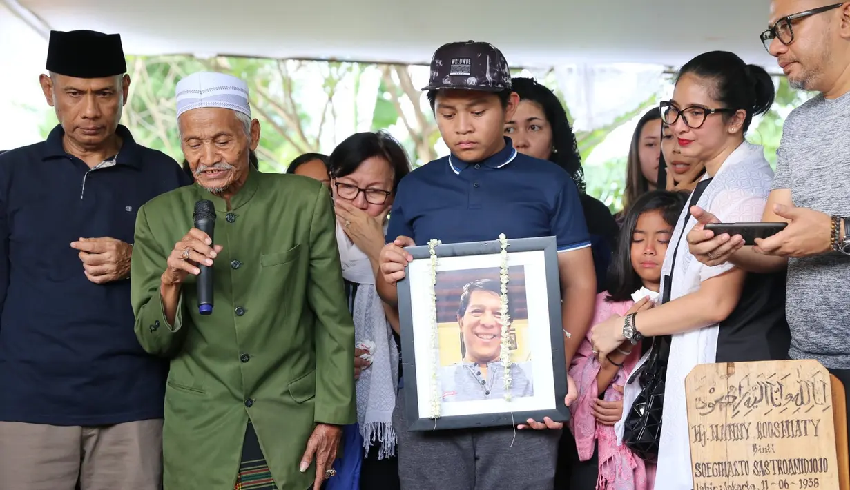 Kanker tersebut adalah kanker limfoma atau kanker kelenjar getah bening. Novita Angie dan keluarga akhirnya memutuskan untuk melakukan kemoterapi atas penyakit kanker ayahnya. (Daniel Kampua/Bintang.com)