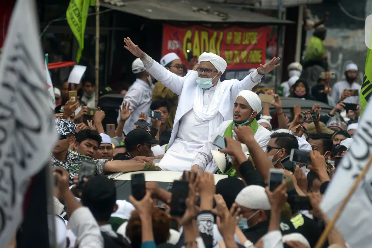 FOTO: Tiba di Petamburan, Rizieq Shihab Disambut Massa Pendukung