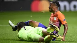 Raheem Sterling (kanan) berebut bola dengan kiper Celtic, Craig Gordon pada laga Grup C Liga Champion di Celtic Park stadium, Glasgow, Kamis (29/9/2016)dini hari WIB. (AFP/Oli Scarf)