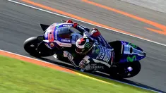 Jorge Lorenzo menjadi pebalap tercepat pada sesi kualifikasi MotoGP Valencia, Sabtu (12/11/2016). Dia merebut pole position usai mengungguli dua rivalnya, Marc Marquez dan Valentino Rossi. (AFP/Jose Jordan)