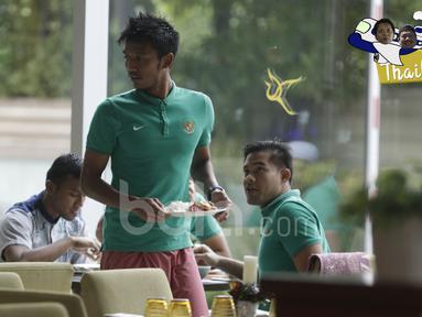 Pemain Timnas Indonesia terlihat rileks jelang laga hidup mati lawan Thailand pada final leg kedua Piala AFF 2016 di Hotel Grand Fourwings, Bangkok, Jumat (16/12/2016). (Bola.com/Vitalis Yogi Trisna)