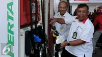 Direktur Pemasaran Pertamina, Ahmad Bambang (Kanan) dan SVP Fuel Marketing Pertamina, Muhamad Iskandar (Kiri)  saat mengecek handle bensin Pertalite di SPBU, Kawasan Abdul Muis, Jakarta, Kamis (23/7/2015). (Liputan6.com/JohanTallo)
