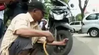 Seorang polisi di Makassar 20 tahun menyambi jadi penambal ban. Sementara itu, seorang pemuda berbisnis perhiasan dengan modal Rp 700 ribu.