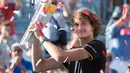 Petenis Jerman, Alexander Zverev memegang trofi usai meraih gelar juara Piala Rogers 2017 di Montreal, Minggu (13/8). Zverev mengalahkan petenis unggulan kedua, Roger Federer di partai final dengan skor 6-3, 6-4. (Paul Chiasson/The Canadian Press via AP)