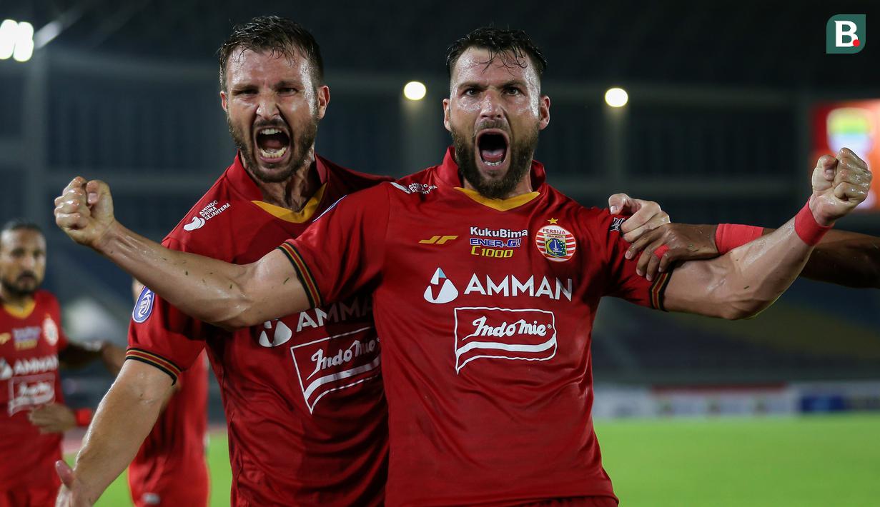 Gol dari striker Persija Jakarta, Marko Simic di masa injury time babak pertama berhasil membawa Macan Kemayoran unggul sementara 1-0 atas Persib Bandung dalam laga pekan ke-12 BRI Liga 1 2021/2022 di Stadion Manahan, Solo, Sabtu (20/11/2021). (Bola.com/Bagaskara Lazuardi)