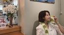 Ia kembali memposting rambut pendeknya, yang kali ini dipadukan dengan atasan blouse renda warna putih. @ssinz7