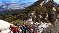 Pada Oktober 2017, para pendaki menaiki Gunung Bukan di Seoul dengan latar belakang pemandangan kota. (sumber: Korea Times file)
