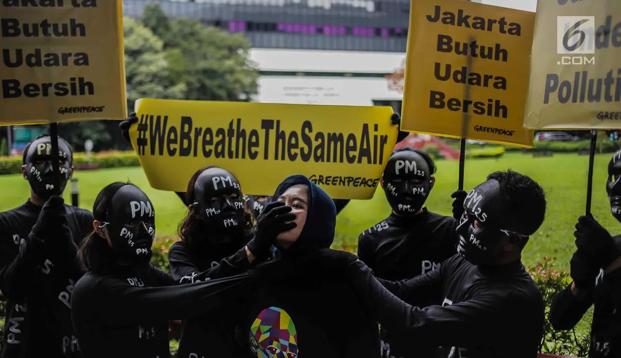 Aktivis Greenpeace melakukan aksi teatrikal di Kementerian Lingkungan Hidup, Selasa (5/3). Greenpeace mencatat konsentransi PM 2.5 atau di Jakarta mencapai empat kali lipat di atas batas aman tahunan menurut standar WHO. (Liputan6.com/Faizal Fanani)