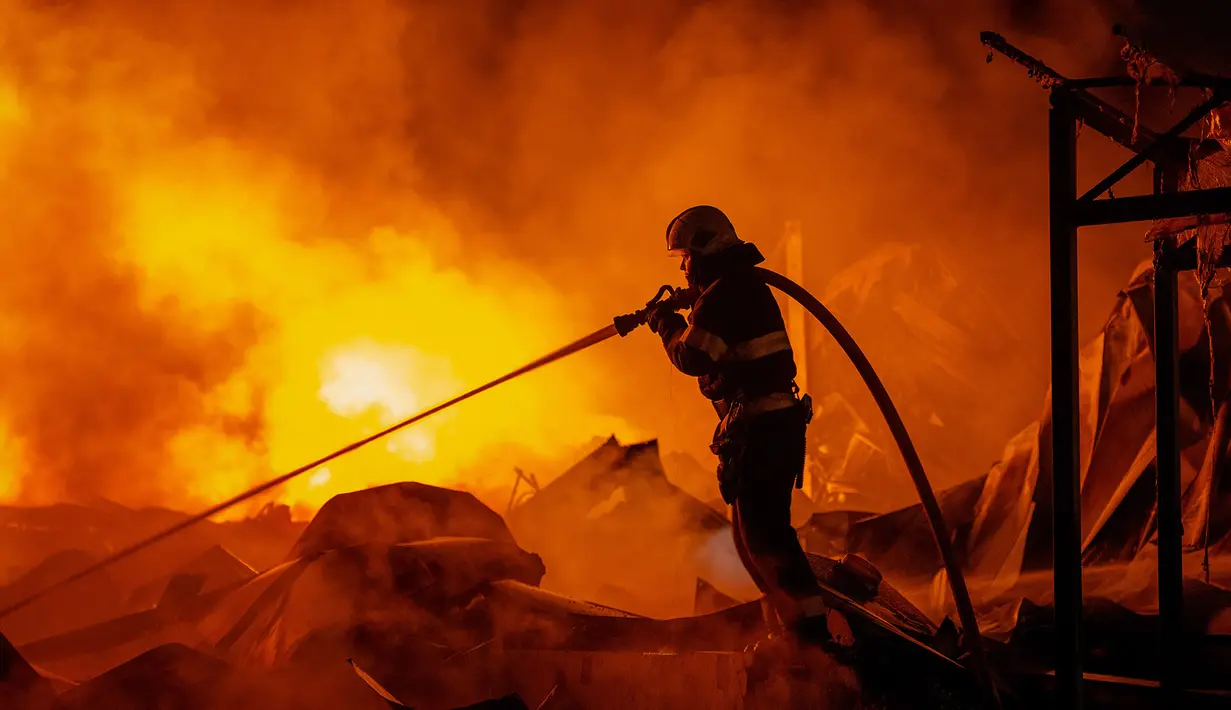 Petugas pemadam kebakaran memadamkan api setelah rudal Rusia menghantam sebuah gudang di Kyiv, Ukraina, Rabu, 5 Agustus 2026. (Foto AP/Dan Bashakov)