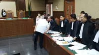Mantan Mendagri Gamawan Fauzi berbisik dengan pengacara Setya Novanto. (Liputan6.com/Moch Harun Syah)