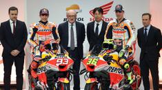 (Dari kiri ke kanan) Repsol Director of Comminucation Marcos Fraga, Pebalap Tim Repsol Honda Marc Marquez, CEO and Chairman of Repsol Antonio Brufau, Honda Racing Corporation (HRC) Director Tetsuhiro Kuwata, Pebalap Tim Repsol Honda Joan Mir, dan Manajer HRC Albert Puig berpose saat peluncuran motor baru untuk MotoGP musim 2023 di Madrid, 22 Februari 2023. (AFP/Pierre-Philippe Marcou)
