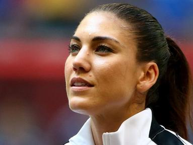 Hope Solo, kiper Timnas sepakbola Wanita AS yang pernah membawa negaranya juara Olimpiade 2008 dan 2012. Ia pernah berpose tanpa  busana pada salah satu majalah dewasa. (AFP PHOTO/Elsa)