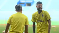 Diego Michiels saat latihan bersama Arema FC. (Bola.com/Iwan Setiawan)