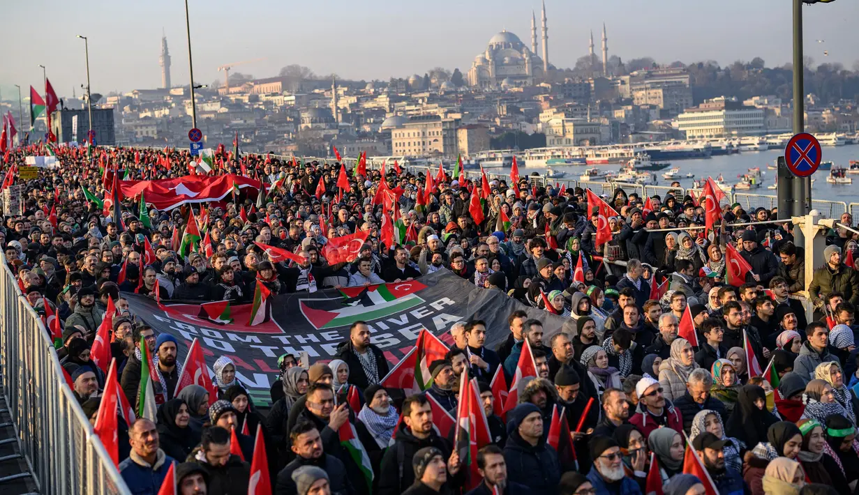 Unjuk rasa diikuti sejumlah organisasi masyarakat sipil Turki di Istanbul untuk menunjukkan solidaritas untuk Palestina, di mana hingga saat ini Israel masih terus melanjutkan serangannya di wilayah Gaza. (Yasin AKGUL/AFP)