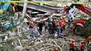 12 petugas kebersihan yang mengalami luka dari reruntuhan berhasil diselamatkan dan langsung dilarikan ke rumah sakit untuk mendapatkan perawatan. Tampak dalam foto, tim penyelamat melanjutkan operasi di lokasi runtuhnya fasilitas pemilahan sampah di Binaliw, kota Cebu, Filipina tengah pada hari Sabtu, 10 Januari 2026. (AP Photo/Jacqueline Hernandez)