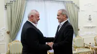 Pemimpin politik Hamas Ismail Haniyeh bertemu dengan Presiden Iran Masoud Pezeshkian beberapa jam sebelum kematiannya pada Rabu (31/7/2024). (Dok.&nbsp;Iranian Presidency Office via AP)