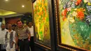 Kapolri Jenderal Badrodin Haiti melihat lukisan yang dipajang di Pameran Lukisan Dua Tanda di Hotel Sultan Jakarta, Senin (21/3/2016). Badrodin Haiti menyambut baik keberadaan Pameran Lukisan Dua Tanda. (Liputan6.com/Faisal R Syam)