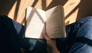 Ilustrasi membaca buku, memahami majas. (Photo by Blaz Photo on Unsplash)